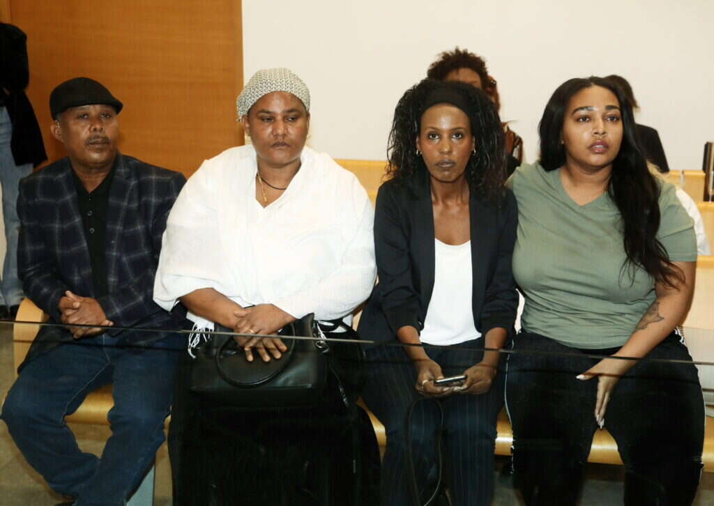 הוריו ואחיותיו של סלומון טקה ז"ל באולם הדיונים בהכרעת הדין של השוטר. | גדעון מרקוביץ'