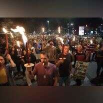 קריאה מודרנית לנקמת דם. מפגינים נגד הממשלה צועדים לבית ראש הממשלה, השבוע. | אי.פי.איי