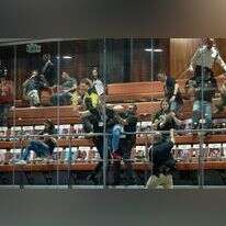 בני משפחות חטופים ופעילי מחאה נגד הממשלה מוחים ביציע מליאת הכנסת. | יונתן זינדל, פלאש 90