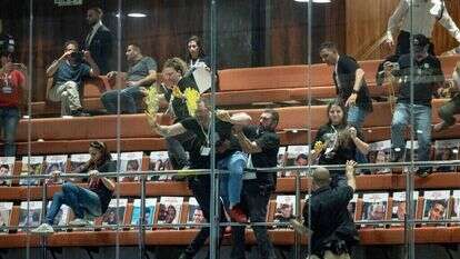 בני משפחות חטופים ופעילי מחאה נגד הממשלה מוחים ביציע מליאת הכנסת. | יונתן זינדל, פלאש 90