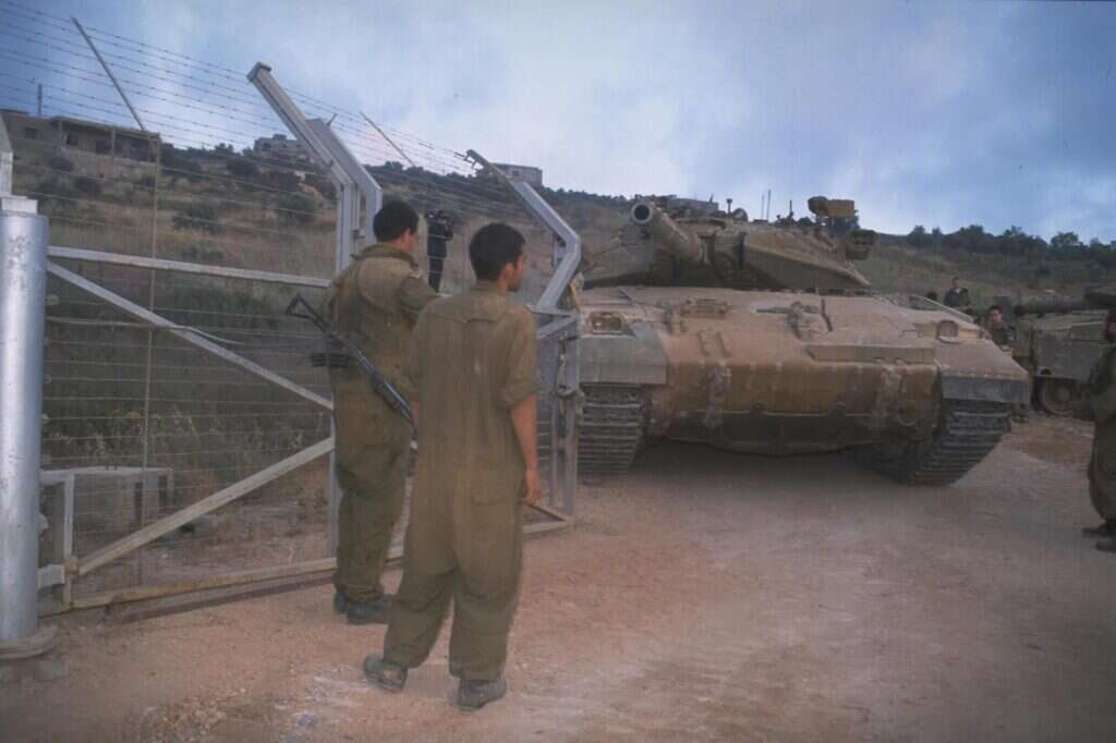 הטנק הצה"לי האחרון נכנס לישראל דרך "שער פטמה" בתום נסיגת צה"ל מרצועת הביטחון. | אלפי בן־יעקב, לע"מ