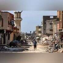 פלסטינים בחורבות חאן יונס. | AFP