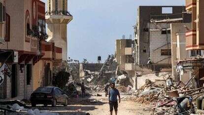 פלסטינים בחורבות חאן יונס. | AFP