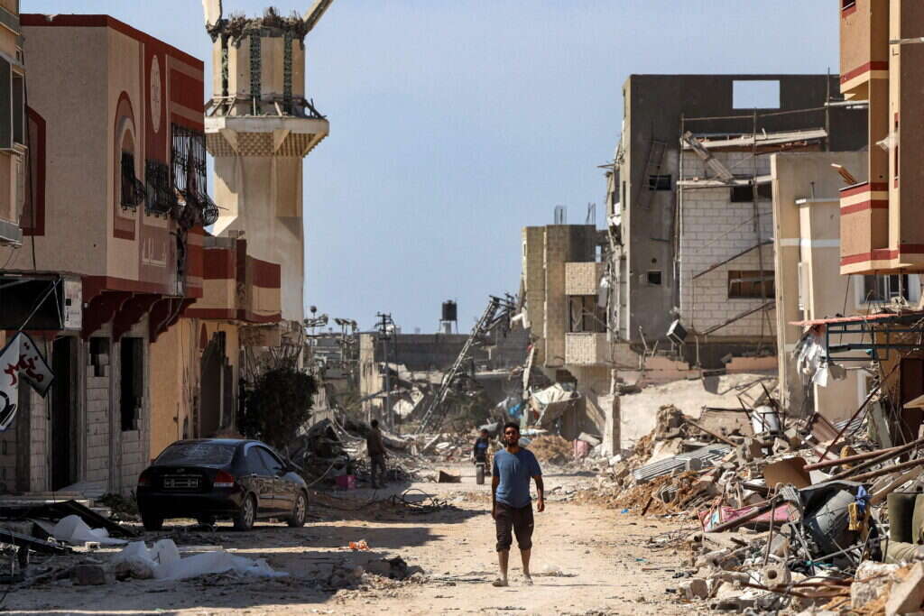 פלסטינים בחורבות חאן יונס. | AFP פלסטינים בחורבות חאן יונס. | AFP