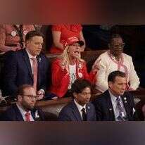 חברת הקונגרס הרפובליקנית הקיצונית מרג'ורי טיילור גרין מוקפת בעמיתיה במהלך נאום מצב האומה של ג'ו ביידן. | AFP