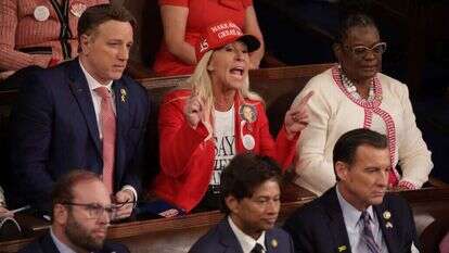 חברת הקונגרס הרפובליקנית הקיצונית מרג'ורי טיילור גרין מוקפת בעמיתיה במהלך נאום מצב האומה של ג'ו ביידן. | AFP