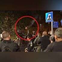 השלכת הלפיד הבוער לעבר הפרש המשטרתי. | דוברות המשטרה