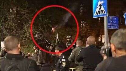 השלכת הלפיד הבוער לעבר הפרש המשטרתי. | דוברות המשטרה