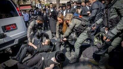 שוטרים מתעמתים עם חרדים קיצונים בהפגנה האלימה בירושלים, היום. | חיים גולדברג, פלאש 90