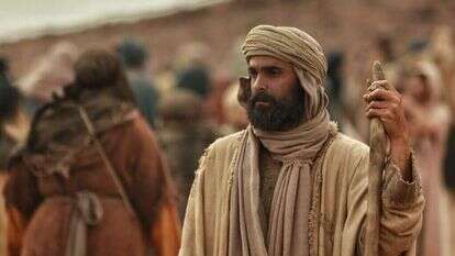 אבי אזולאי על סט הצילומים בתפקיד משה. באדיבות נטפליקס