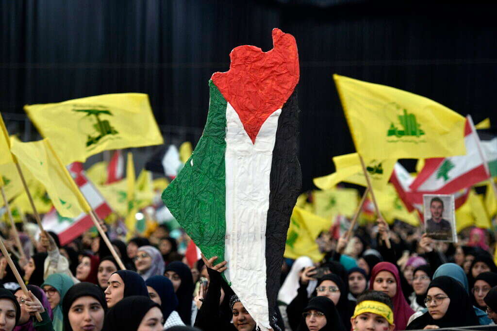 תומכי חזבאללה מניפים דגלי לבנון, פלסטין וחזבאללה בנאומו של חסן נסראללה באמצעות וידאו בפרבר של ביירות; לבנון, 5 באפריל 2024. | EPA