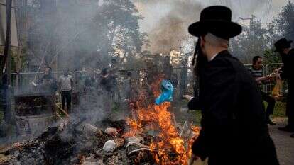 שריפת חמץ. | Shir Torem/Flash90