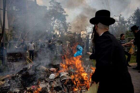 שריפת חמץ. | Shir Torem/Flash90