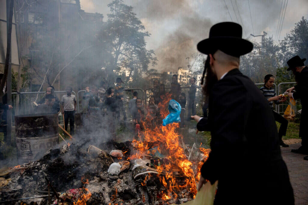 שריפת חמץ. | Shir Torem/Flash90