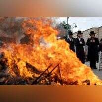 Ultra-Orthodox Jews burn leavened items in a final preparation before the Passover holiday in Haifa, April 5, 2023. Photo by Shir Torem/Flash90  *** Local Caption *** ביעור חמץ 
חיפה
ערב חג הפסח
מדורה
לחם
חרדים
חרדי
אש
שריפת
חמץ