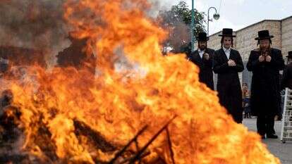 Ultra-Orthodox Jews burn leavened items in a final preparation before the Passover holiday in Haifa, April 5, 2023. Photo by Shir Torem/Flash90  *** Local Caption *** ביעור חמץ 
חיפה
ערב חג הפסח
מדורה
לחם
חרדים
חרדי
אש
שריפת
חמץ