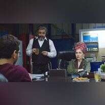 סימה מאמינה באלוהים, שומרת שבת וכשרות ומנהלת מ"הלשכה" את עסקי המשפחה. מתוך הסרט "חומוס FULL טריילר. | סרטי יונייטד קינג וקונטרא הפקות, באדיבות yes סימה מאמינה באלוהים, שומרת שבת וכשרות ומנהלת מ"הלשכה" את עסקי המשפחה. מתוך הסרט "חומוס FULL טריילר. | סרטי יונייטד קינג וקונטרא הפקות, באדיבות yes