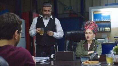 סימה מאמינה באלוהים, שומרת שבת וכשרות ומנהלת מ"הלשכה" את עסקי המשפחה. מתוך הסרט "חומוס FULL טריילר. | סרטי יונייטד קינג וקונטרא הפקות, באדיבות yes