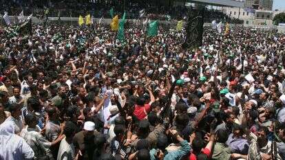 הלוויתו של בכיר בוועדות ההתנגדות העממית ברצועת עזה בשנת 2006. | Hatem Moussa, AP