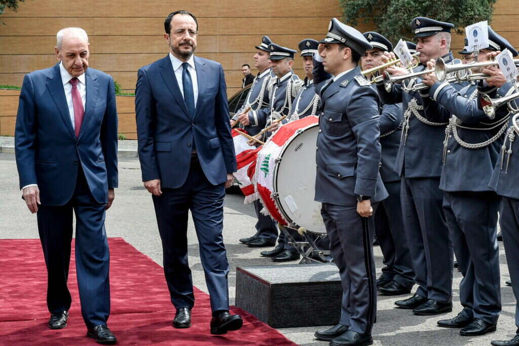 נשיא קפריסין ניקוס כריסטודולידיס בביקור בלבנון אתמול, עם יו"ר הפרלמנט נבי בריה. | AFP