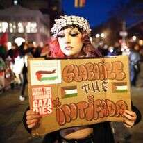 מפגינה אמריקנית קוראת לאינתיפאדה. | AFP