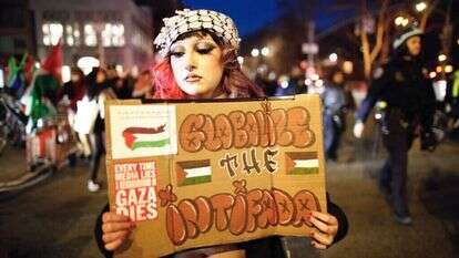 מפגינה אמריקנית קוראת לאינתיפאדה. | AFP