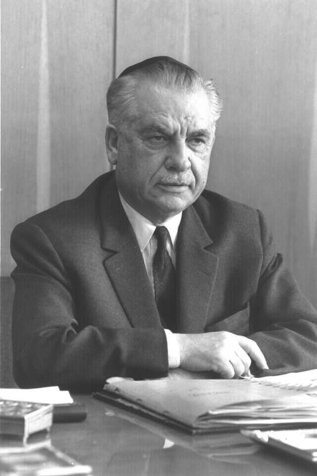 סידר אחרי הוועדה המסדרת. מנהיג המפד"ל משה חיים שפירא. | פריץ כהן, לע"מ