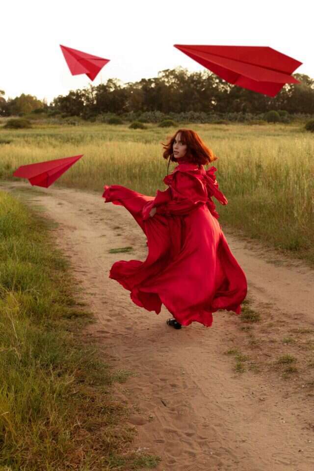 עטרה אוריה. | שילת מזרחי. איפור ושיער: יקיר בן זקן | סטיילינג: מעיין רותם ברש | ע.צלמת: מעיין ענבר | עיצוב פרחים: אוליאנה גרדן