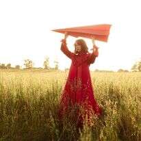 עטרה אוריה. | שילת מזרחי. איפור ושיער: יקיר בן זקן | סטיילינג: מעיין רותם ברש | ע.צלמת: גאיה ענבר | עיצוב פרחים: אוליאנה גרדן