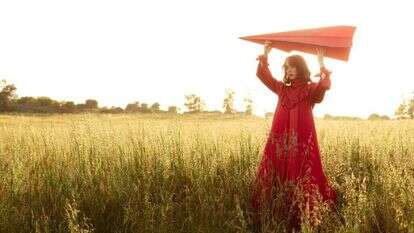 עטרה אוריה. | שילת מזרחי. איפור ושיער: יקיר בן זקן | סטיילינג: מעיין רותם ברש | ע.צלמת: גאיה ענבר | עיצוב פרחים: אוליאנה גרדן