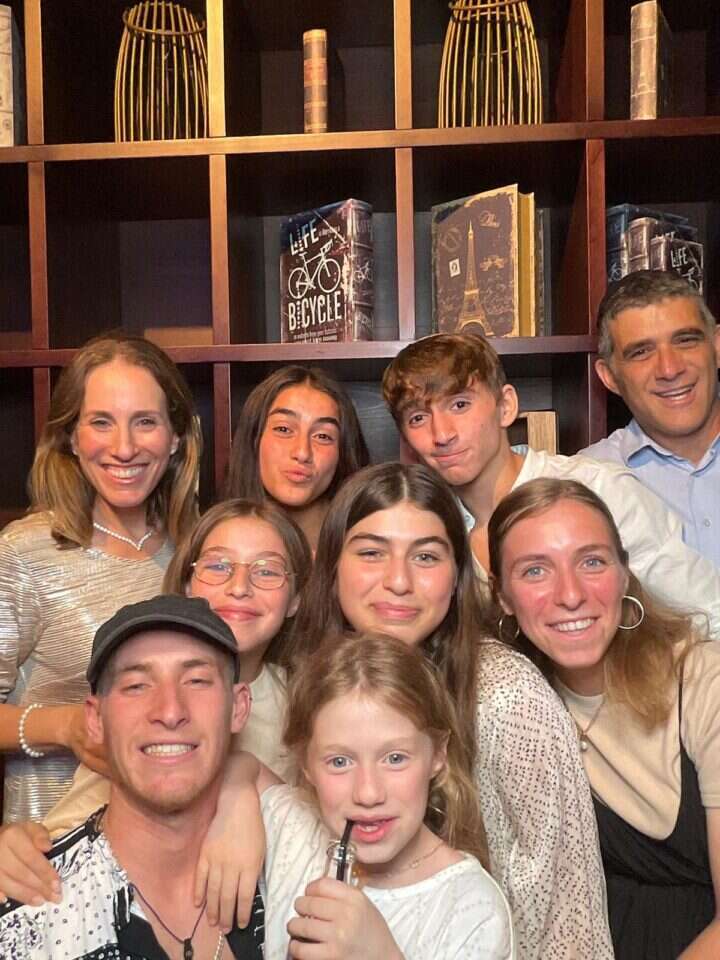 "הייתה ארוחה מושלמת. אחרי שסיימנו הכול, הוא יצא". משפחת שפירא עם ענר (למטה משמאל). | באדיבות המשפחה