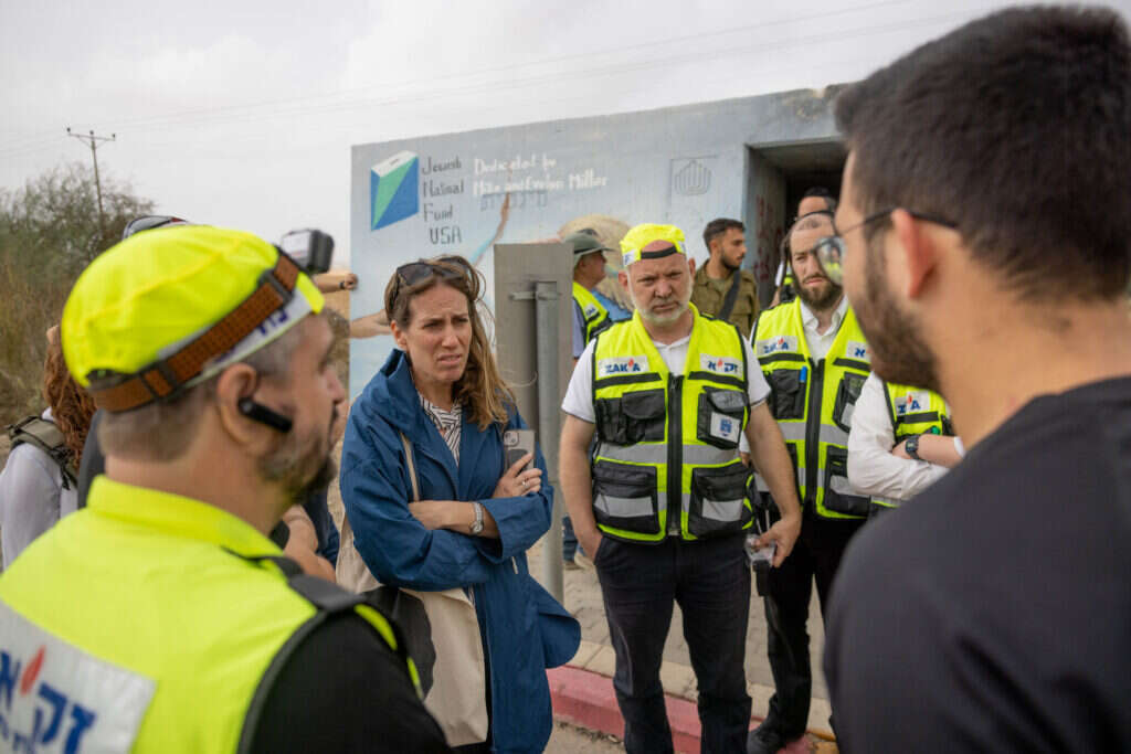 "פעל עד השניה האחרונה של חייו". שירה שפירא עם אנשי זק"א ליד המיגונית, ב־ 19 בנובמבר. | חיים גולדברג, פלאש 90
