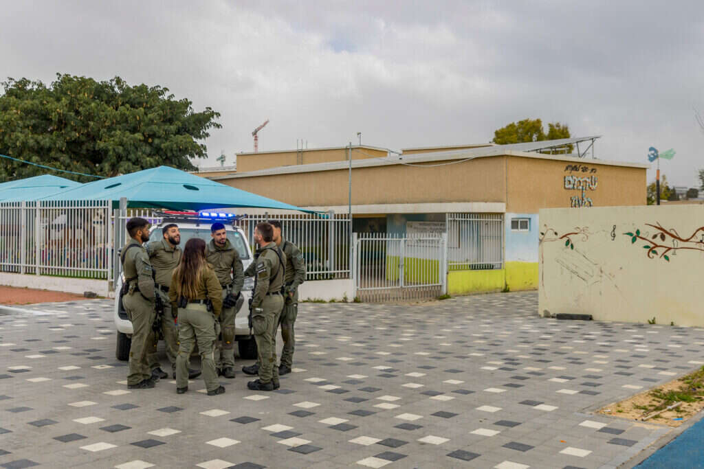 "אנחנו עדיין שומעים את הבומים. לא הגענו למצב של 'פרחים בקנה'". חיילים ליד בית ספר בשדרות. | לירון מולדובן - פלאש 90 "אנחנו עדיין שומעים את הבומים. לא הגענו למצב של 'פרחים בקנה'". חיילים ליד בית ספר בשדרות. | לירון מולדובן - פלאש 90