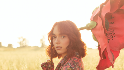 עטרה אוריה. | שילת מזרחי. איפור ושיער: יקיר בן זקן | סטיילינג: מעיין רותם ברש | ע.צלמת: מעיין ענבר | עיצוב פרחים: אוליאנה גרדן