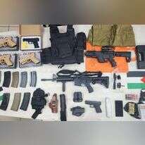 נשק וציוד צבאי שנתפס בפשיטת המשטרה. | דוברות המשטרה