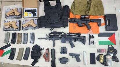 נשק וציוד צבאי שנתפס בפשיטת המשטרה. | דוברות המשטרה