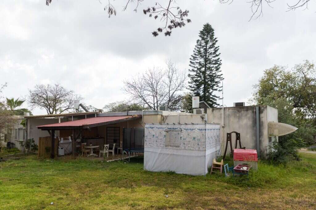 כפר־עזה, השבוע. סוכה מיותמת. | לירון מולדובן