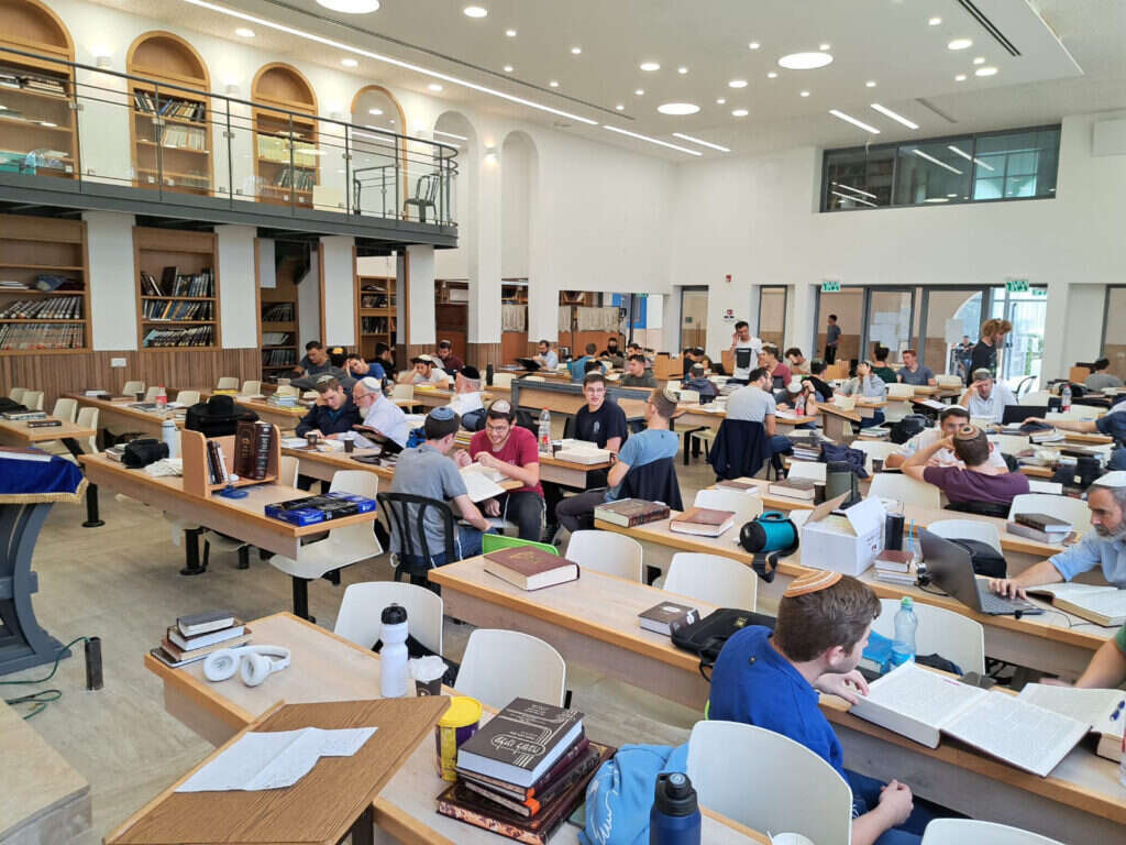 תלמידי הישיבה בבית המדרש הזמני בנחלים. | באדיבות ישיבת ההסדר קריית־שמונה