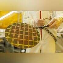 פרוסת סיליקון במפעל שבבים במגדל-העמק