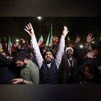 איראנים חוגגים בטהרן אחרי שיגור הטילים האיראניים לעבר ישראל. | ABEDIN TAHERKENAREH, EPA