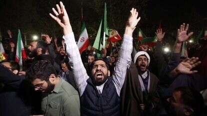 איראנים חוגגים בטהרן אחרי שיגור הטילים האיראניים לעבר ישראל. | ABEDIN TAHERKENAREH, EPA