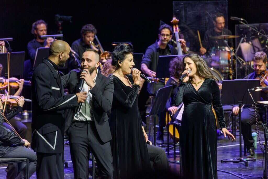 המופע "אדבר איתך". תזמורת המהפכה. | שמחה ברבירו.