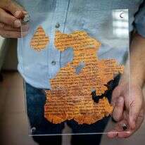 קטע ממגילת "פשר חבקוק" הגנוזה. | יונתן זינדל, פלאש 90 בבניין רבין באוניברסיטה העברית בירושלים