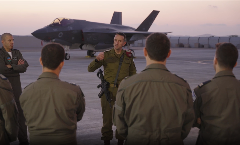 הרמטכ"ל הרצי הלוי בבסיס חיל האוויר בנבטים, אתמול. | דובר צה"ל