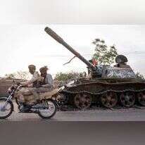 חיילי RSF חולפים על פני טנק הרוס של צבא סודאן במערב דארפור | Washington Post