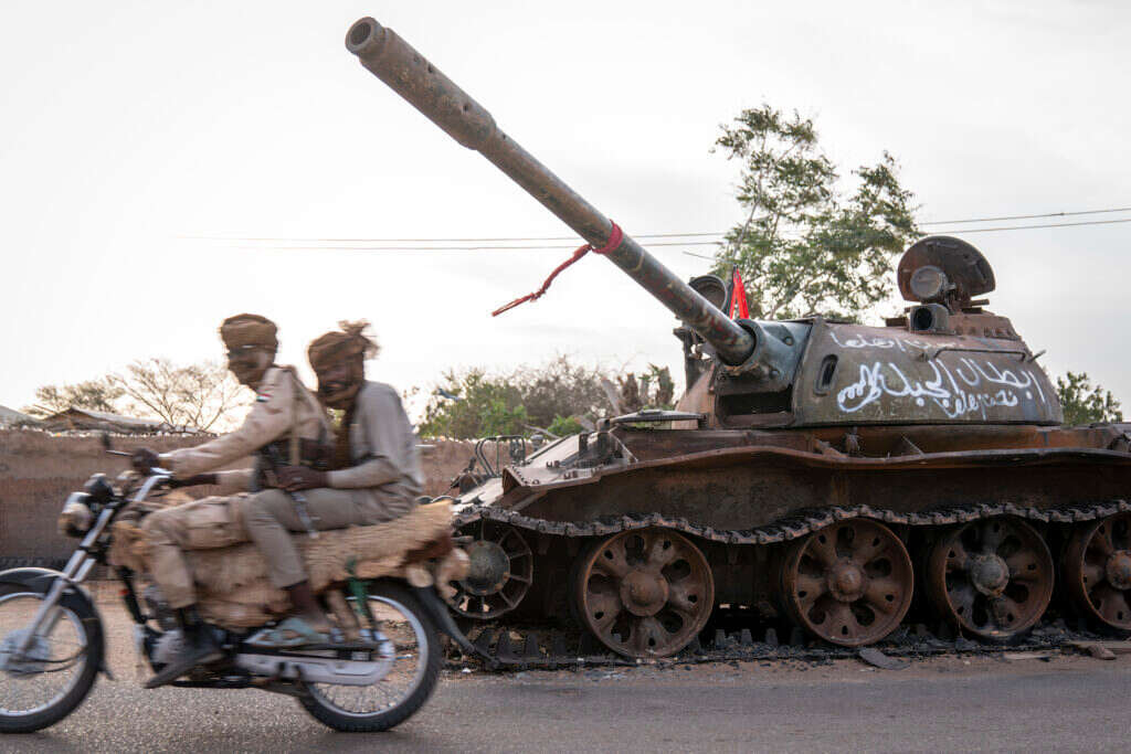 חיילי RSF חולפים על פני טנק הרוס של צבא סודאן במערב דארפור | Washington Post
