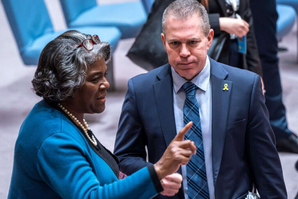 שגרירת ארה"ב באו"ם, לינדה תומס-גרינפילד, עם גלעד ארדן. | AFP שגרירת ארה"ב באו"ם, לינדה תומס-גרינפילד, עם גלעד ארדן. | AFP