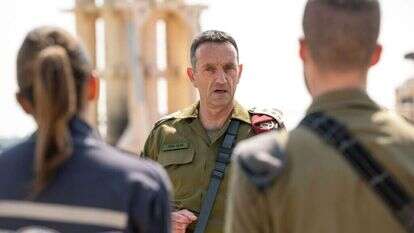 הרמטכ"ל הרצי הלוי בביקורו בסוללת "חץ" של ההגנה האווירית, היום. | דובר צה"ל