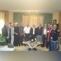 מנסור עבאס ובכירי התנועה האסלאמית עם משפחתו של פאוזי נימר בעכו