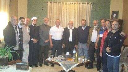 מנסור עבאס ובכירי התנועה האסלאמית עם משפחתו של פאוזי נימר בעכו